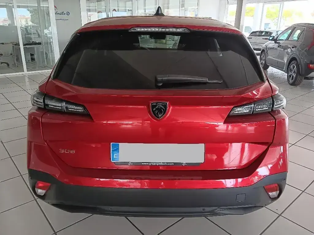 Usado Peugeot 308 Active 130 CV (95 kW) 2023 Rojo Familiar
