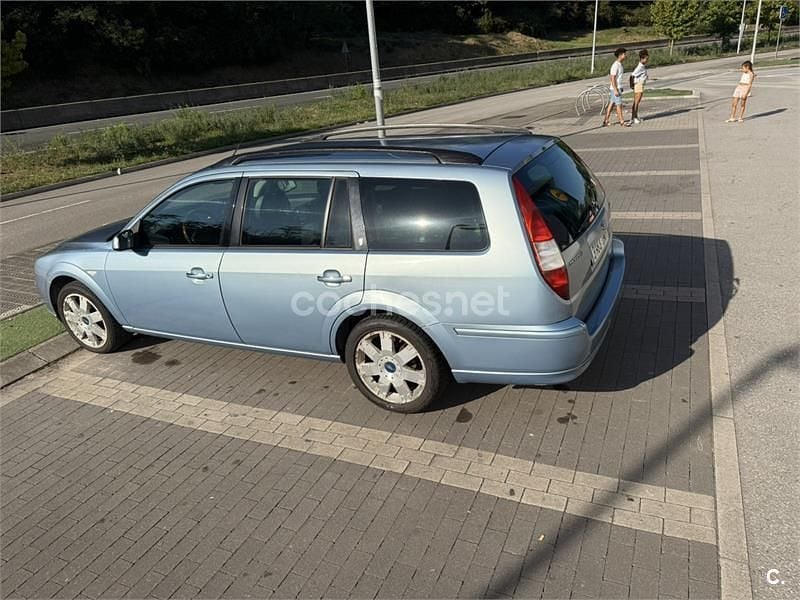Usado Ford Mondeo Ghia 130 CV (95 kW) 2005 Azul Familiar