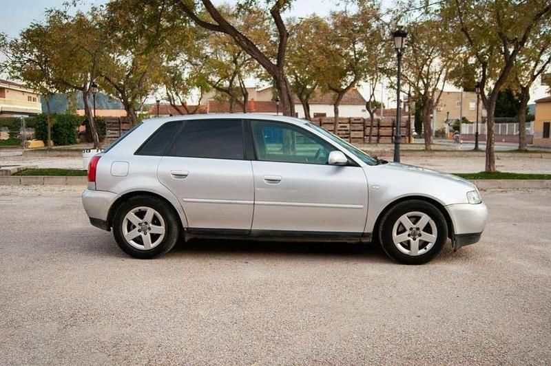 Usado Audi A3 Ambiente 110 CV (80 kW) 2001 Gris Utilitario