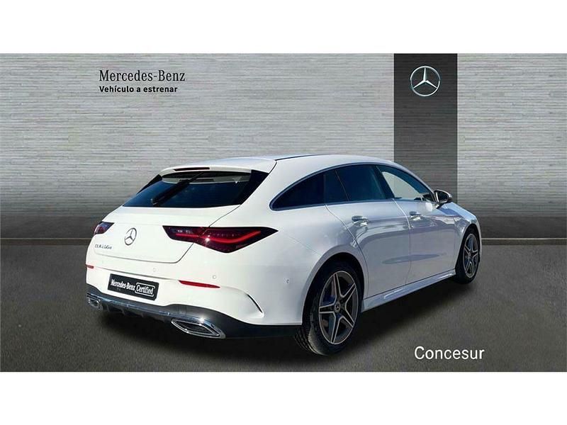 Usado Mercedes CLA200 Shooting Brake AMG line 150 CV (110 kW) 2024 Blanco Familiar