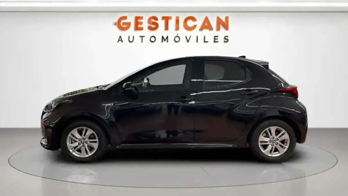 Usado Toyota Yaris Active 116 CV (85 kW) 2022 Negro Utilitario