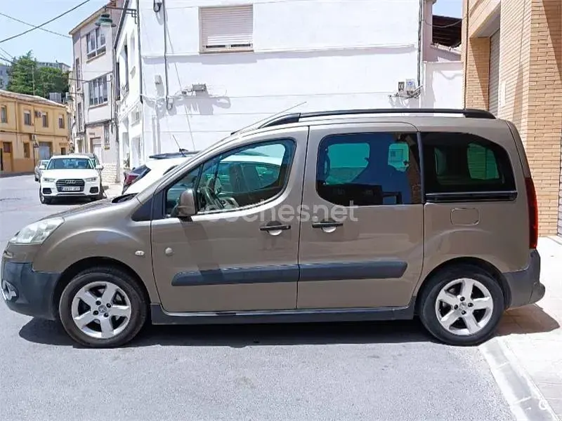 Usado Peugeot Partner Tepee Outdoor 92 CV (67 kW) 2012 Marrón Monovolumen