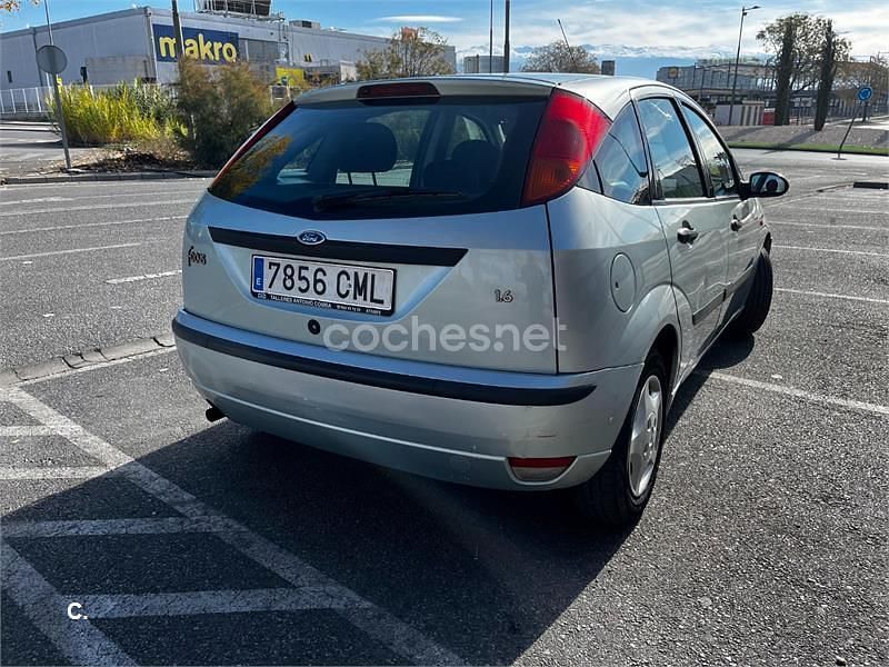 Usado Ford Focus Trend 100 CV (73 kW) 2003 Blanco Berlina