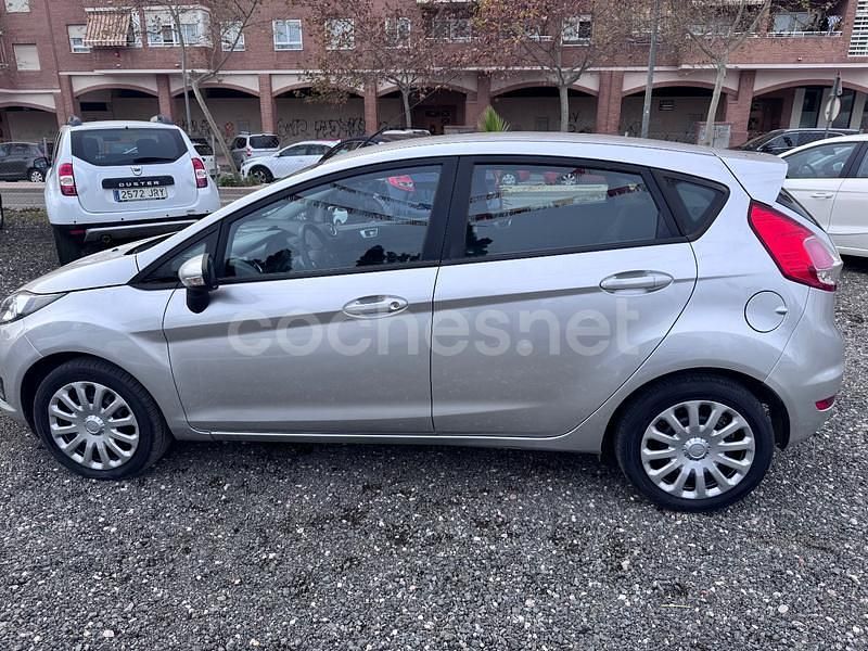 Usado Ford Fiesta Trend 75 CV (55 kW) 2014 Gris / plata Berlina