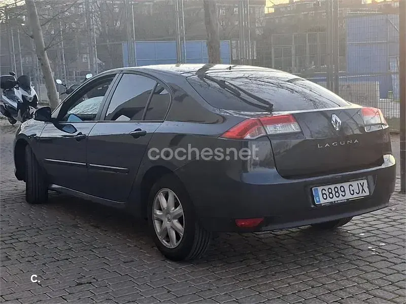 Begagnad Renault Laguna III Authentique 110 HK (80 kW) 2010 Grå Sedan