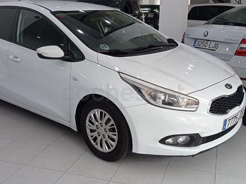 Usado Kia Ceed GT 90 HP (66 kW) 2015 Branco Sedan