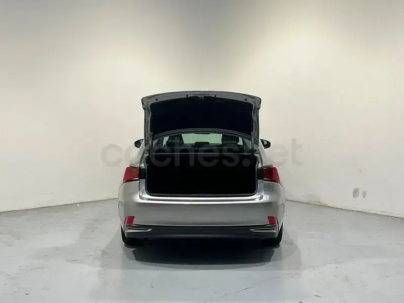 Usado Lexus IS300h Executive Line 223 CV (164 kW) 2018 Gris / plata Berlina