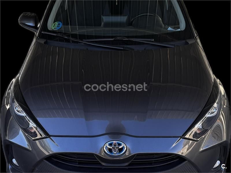 Usado Toyota Yaris Hybrid Active 116 CV (85 kW) 2021 Gris / plata Berlina