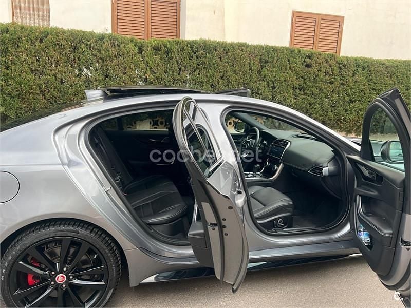 Usado Jaguar XE R-Dynamic 204 CV (150 kW) 2023 Gris / plata Berlina