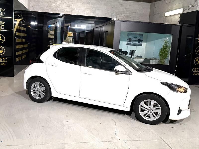 Usado Toyota Yaris Hybrid Business Edition 116 CV (85 kW) 2021 Blanco Berlina