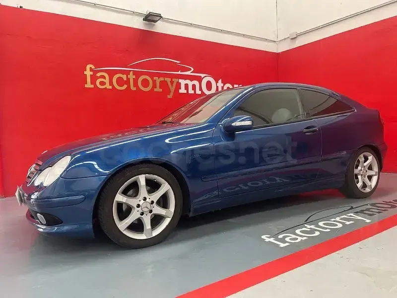 Usado Mercedes C220 143 CV (105 kW) 2003 Azul Berlina
