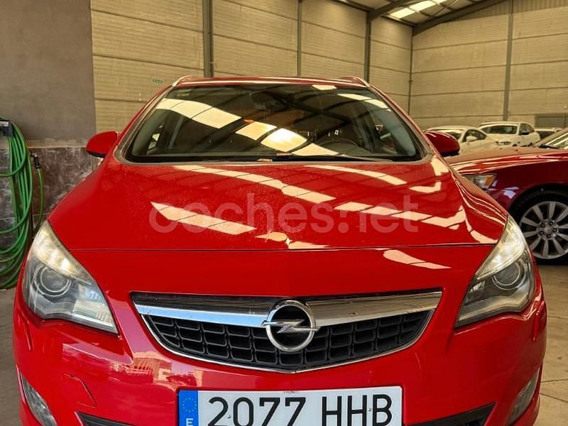 Usado Opel Astra Cosmo ST 125 CV (91 kW) 2011 Rojo Familiar