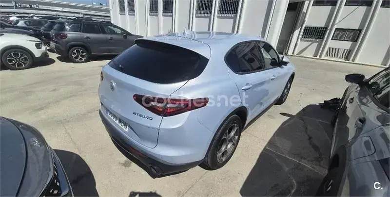 Usado Alfa Romeo Stelvio Sprint 190 CV (139 kW) 2022 Gris / plata SUV