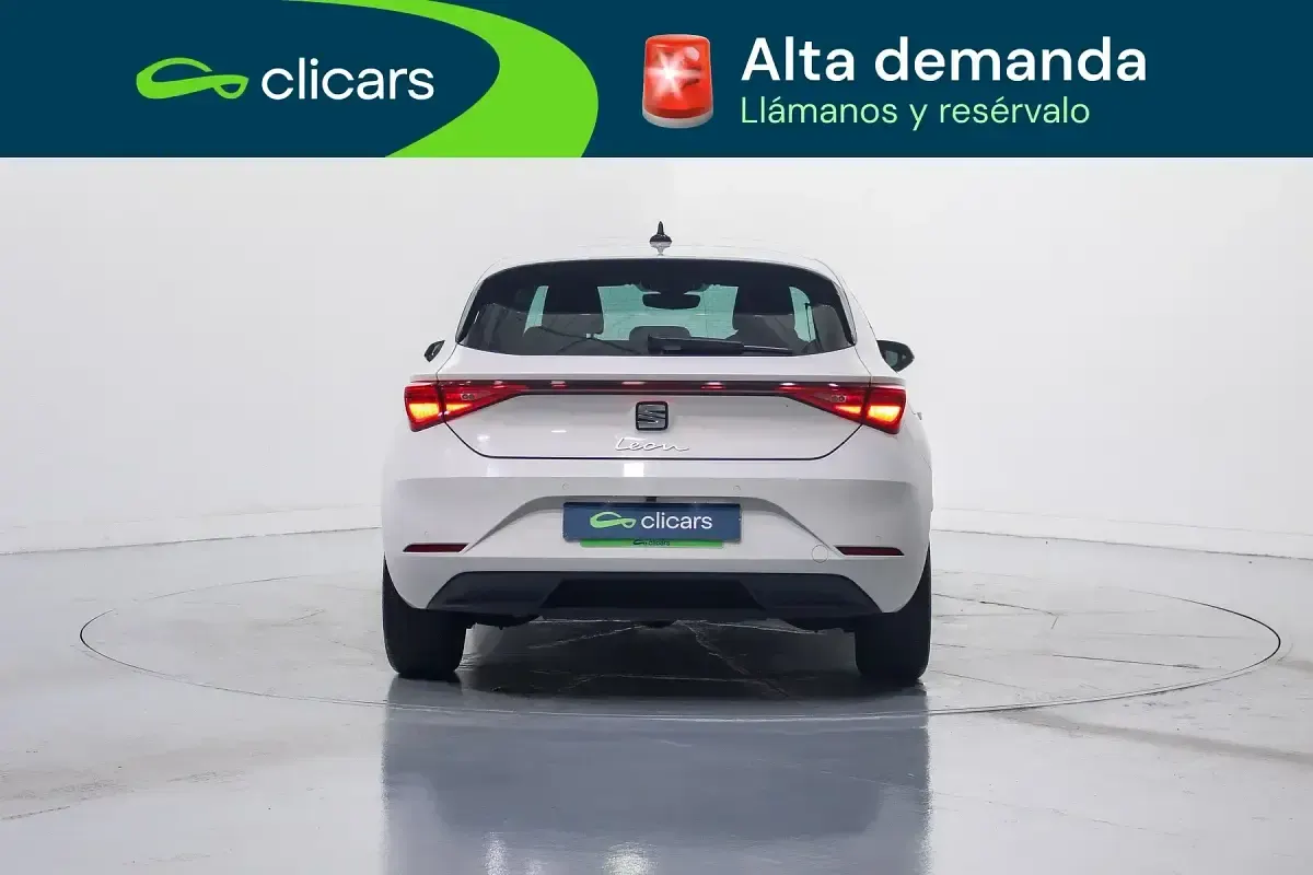 Usado Seat Leon Style 110 CV (80 kW) 2022 Blanco Berlina