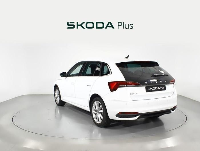 Blanco Usado 2024 Skoda Scala Selection Utilitario | 21.400 € (Un poco caro) - Imagen 1/4