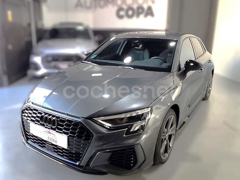 Gris / plata Usado 2023 Audi A3 Ambiente Berlina | 30.990 € (Precio justo) - Imagen 1/4