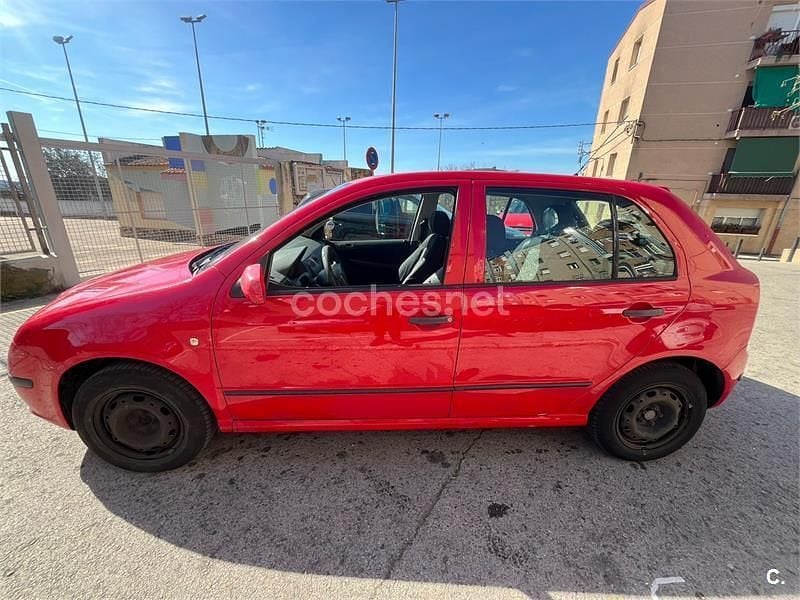 Usado Skoda Fabia 64 CV (47 kW) 2005 Rojo Berlina