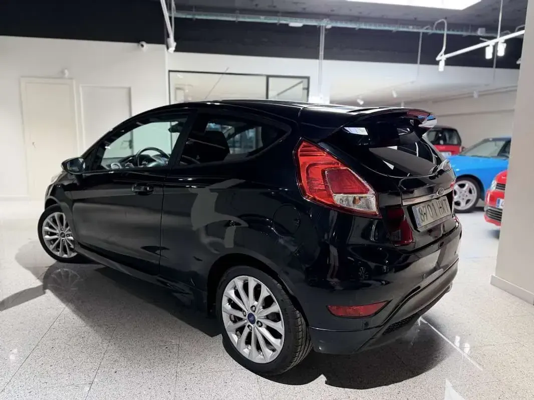 Usado Ford Fiesta Trend 95 CV (69 kW) 2014 Negro Utilitario