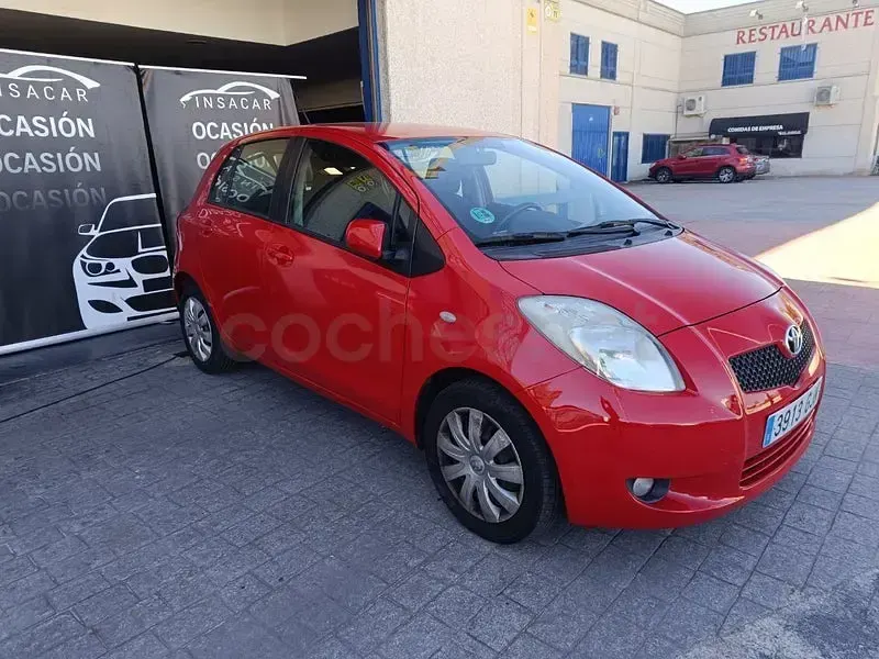 Usado Toyota Yaris Sol 87 CV (63 kW) 2008 Rojo Utilitario