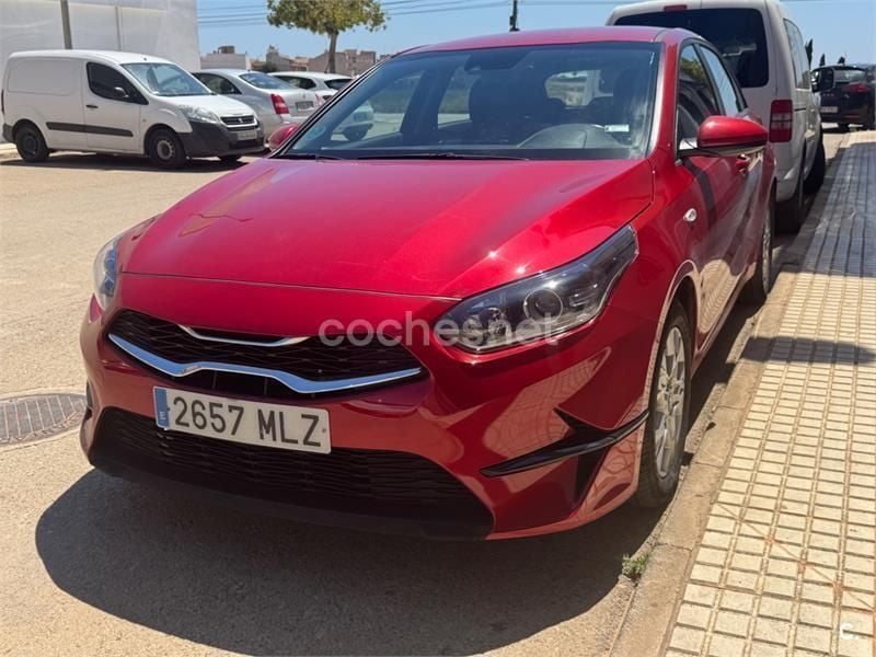 Rojo Usado 2024 Kia Ceed Berlina | 16.500 € (Buen precio) - Imagen 1/4