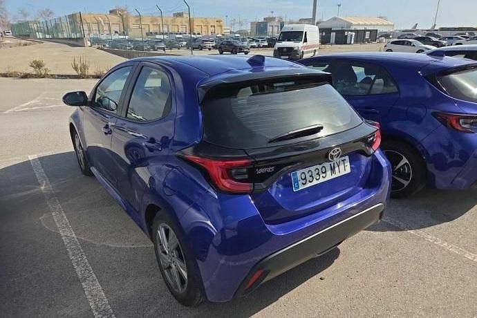 Usado Toyota Yaris Hybrid Active 116 CV (85 kW) 2025 Azul Utilitario