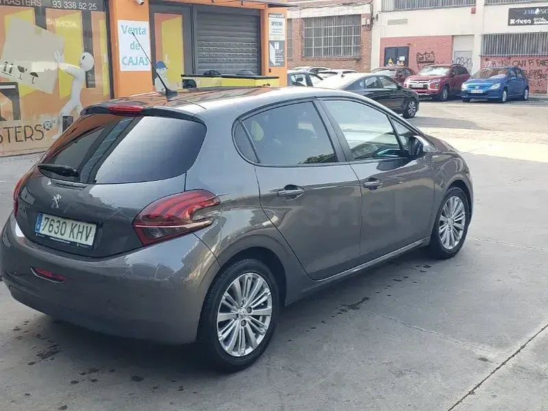 Usado Peugeot 208 Active 82 CV (60 kW) 2018 Gris / plata Utilitario