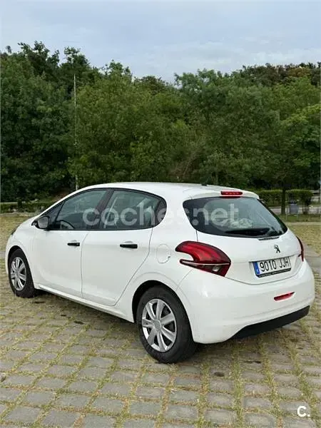 Używany Peugeot 208 Access 75 KM (55 kW) 2015 Biały Hatchback