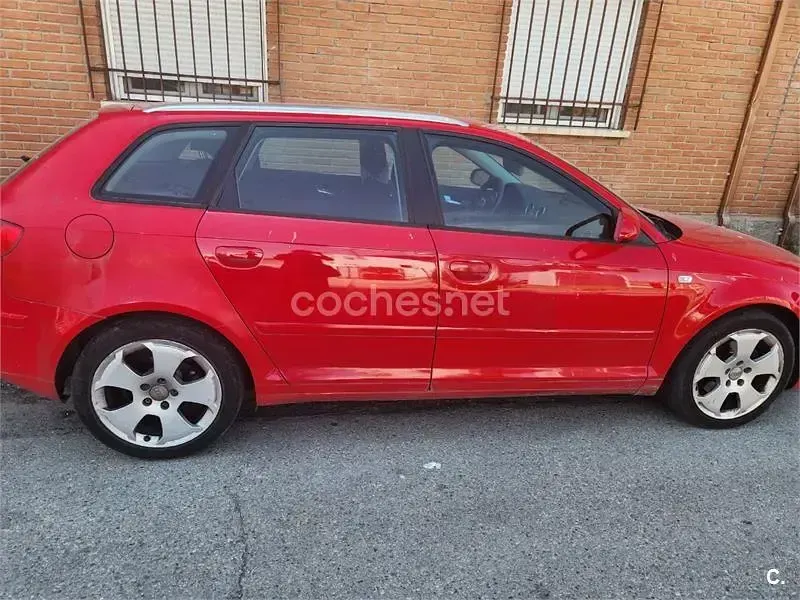 Usado Audi A3 Sportback Attraction 140 CV (102 kW) 2006 Rojo Utilitario