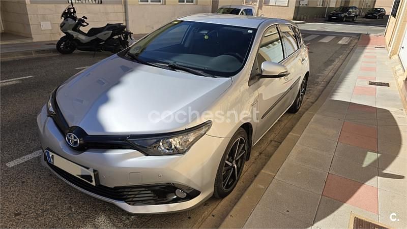 Gris / plata Usado 2018 Toyota Auris Hybrid Edition Berlina | 13.400 € (Precio justo) - Imagen 1/4