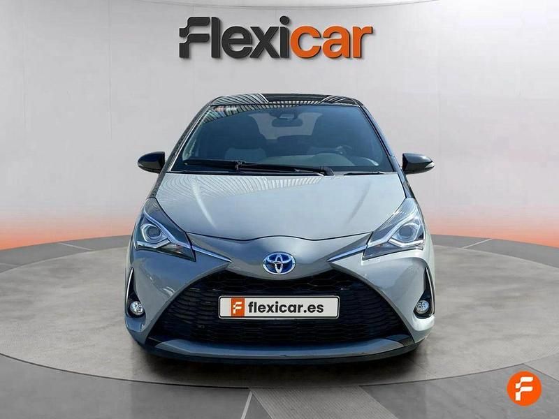 Usado Toyota Yaris Hybrid Advance 100 CV (73 kW) 2018 Gris / plata Berlina