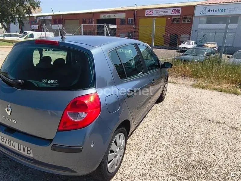Usado Renault Clio II Dynamique 85 CV (62 kW) 2006 Verde Berlina
