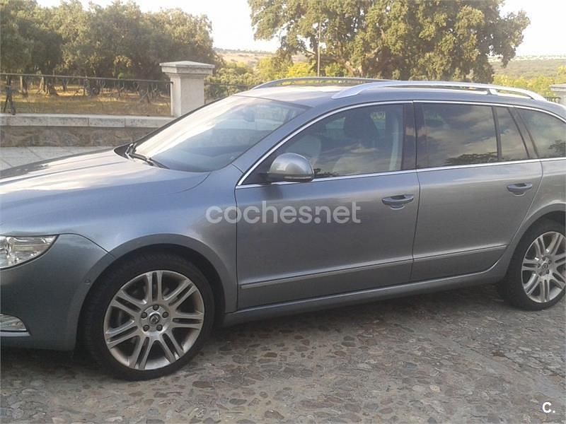 Usado Skoda Superb Exclusive 160 CV (117 kW) 2010 Gris / plata Familiar