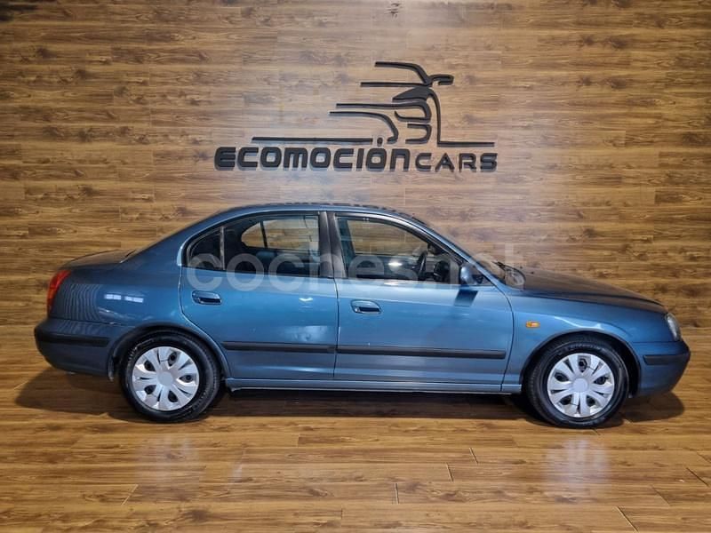 Usado Hyundai Elantra 112 CV (82 kW) 2001 Gris / plata Berlina