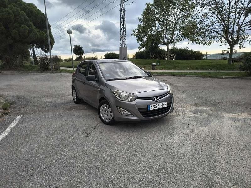 Usado Hyundai i20 85 CV (62 kW) 2013 Marrón Utilitario