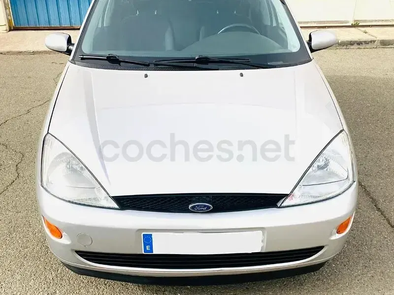 Usado Ford Focus Ambiente 100 CV (73 kW) 2000 Gris / plata Berlina