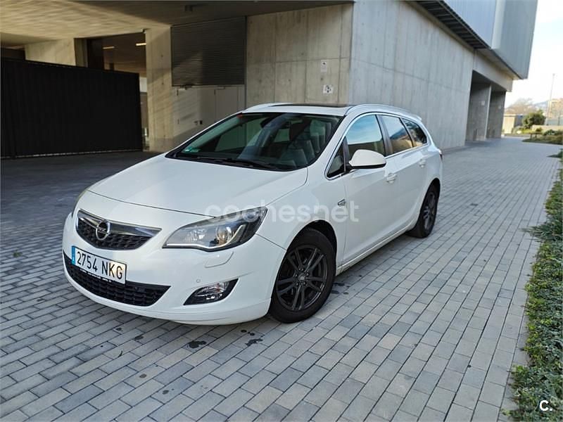 Blanco Usado 2012 Opel Astra Selective Familiar | 4900 € (Buen precio) - Imagen 1/4