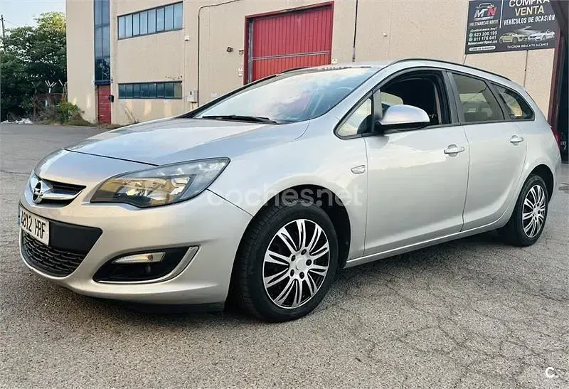 Usado Opel Astra Business 110 CV (80 kW) 2013 Gris / plata Familiar