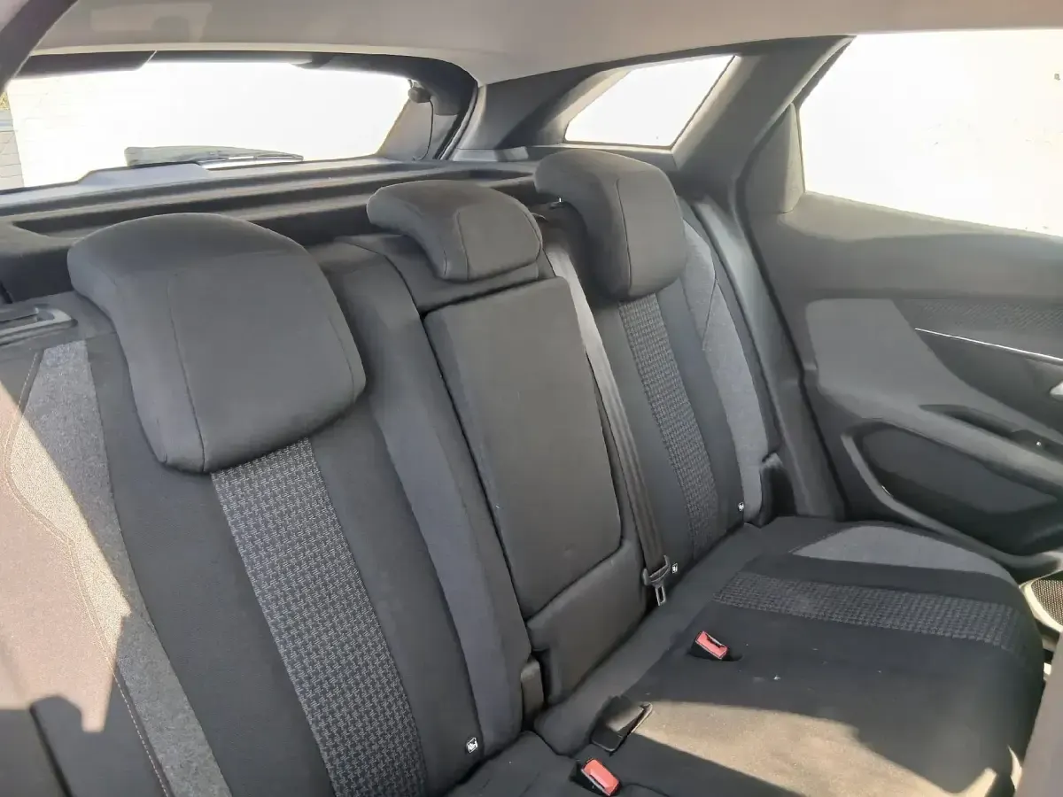 Usado Peugeot 3008 Active 131 CV (96 kW) 2021 Gris SUV