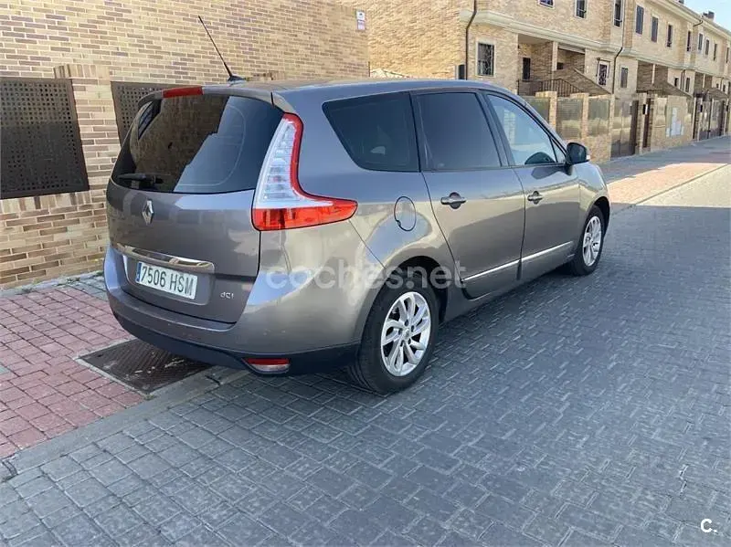 Usado Renault Grand Scénic III Dynamique 130 CV (95 kW) 2013 Gris / plata Monovolumen