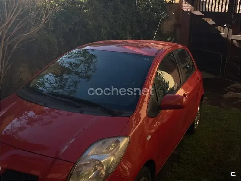 Usado Toyota Yaris 87 CV (63 kW) 2006 Granate Berlina