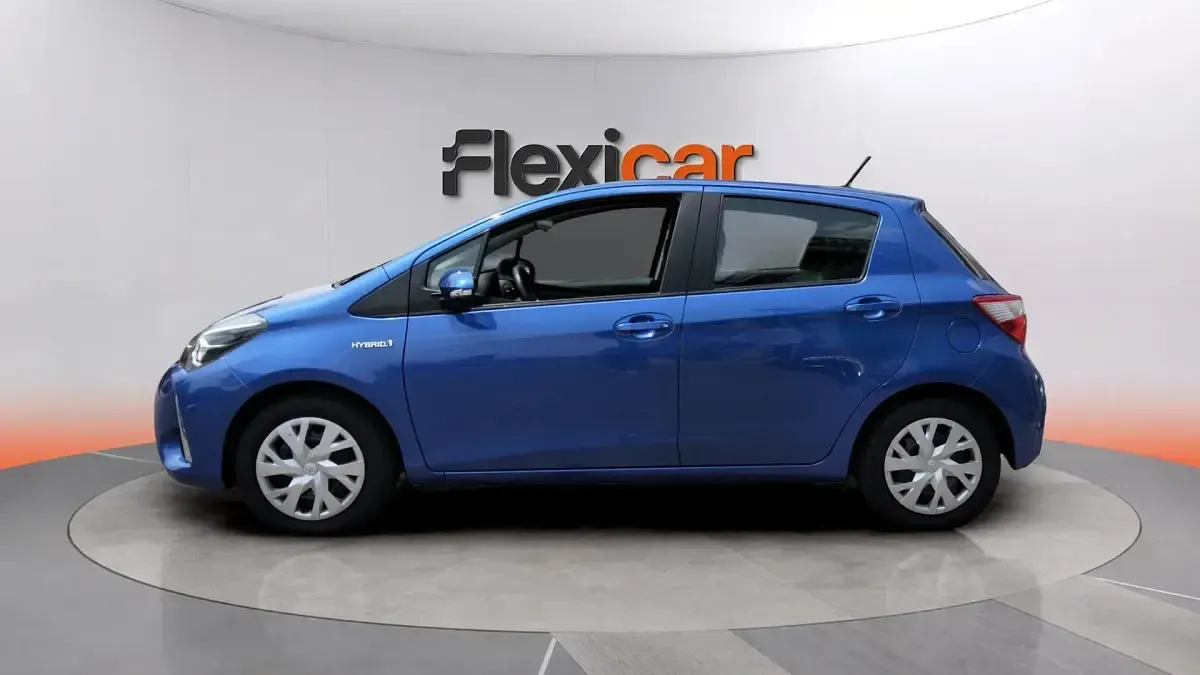 Usado Toyota Yaris Hybrid Active 100 CV (73 kW) 2019 Azul Berlina