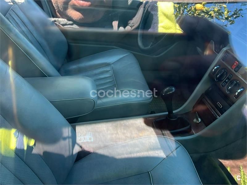 Usado Mercedes E280 193 CV (141 kW) 1993 Azul Berlina