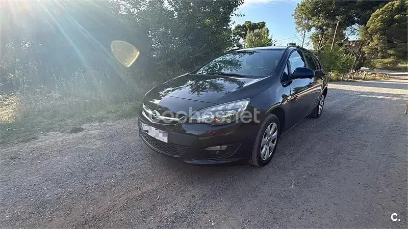 Usado Opel Astra Business 110 CV (80 kW) 2014 Negro Familiar