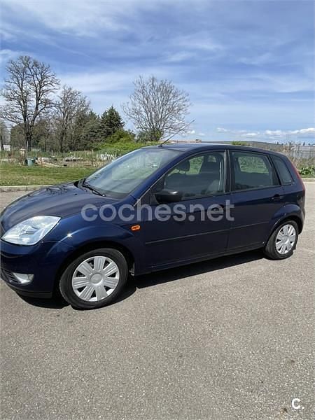 Usado Ford Fiesta Trend 80 CV (58 kW) 2003 Azul Utilitario