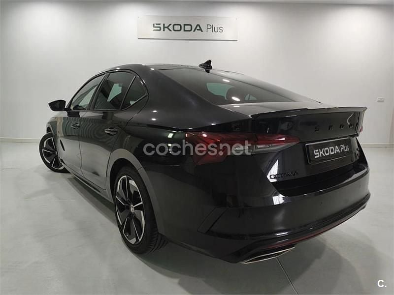 Käytetty Skoda Octavia RS 200 HP (147 kW) 2023 Musta Sedan
