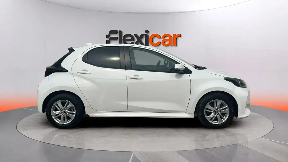 Usado Toyota Yaris Hybrid Business Edition 116 CV (85 kW) 2022 Blanco Berlina