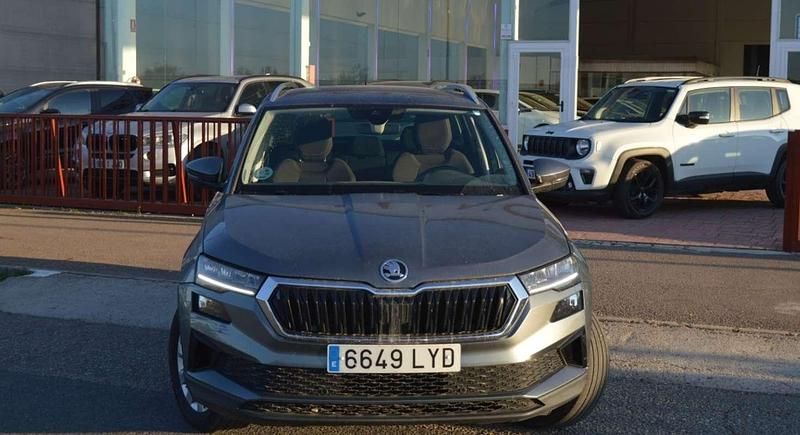 Usado Skoda Karoq Ambition 150 CV (110 kW) 2022 Gris / plata SUV