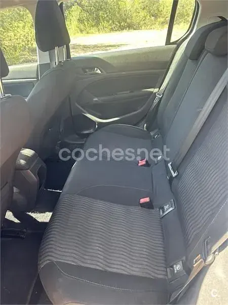 Usado Peugeot 308 Access 115 CV (84 kW) 2014 Gris / plata Berlina