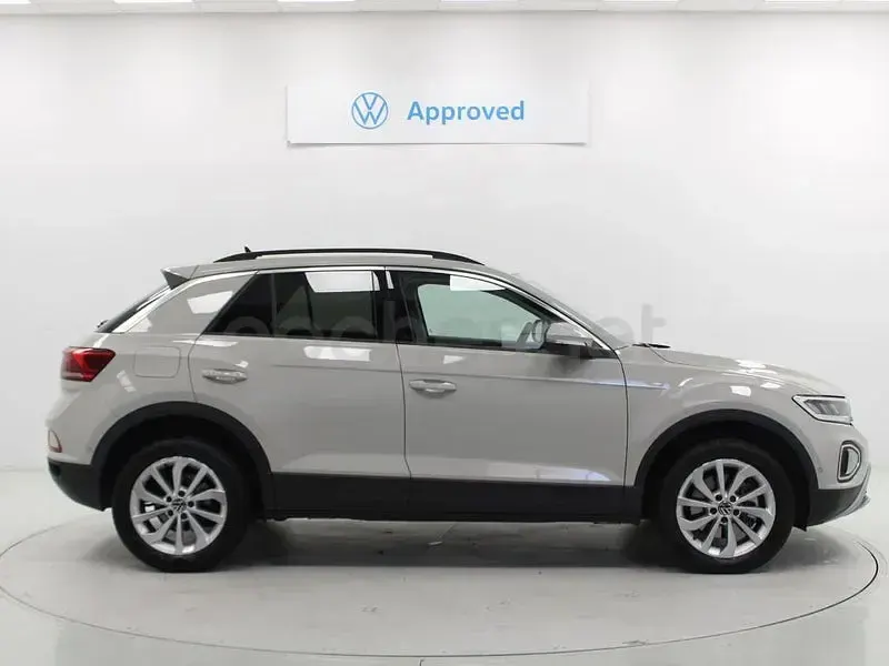 Usado VW T-Roc Life 150 CV (110 kW) 2024 Gris SUV