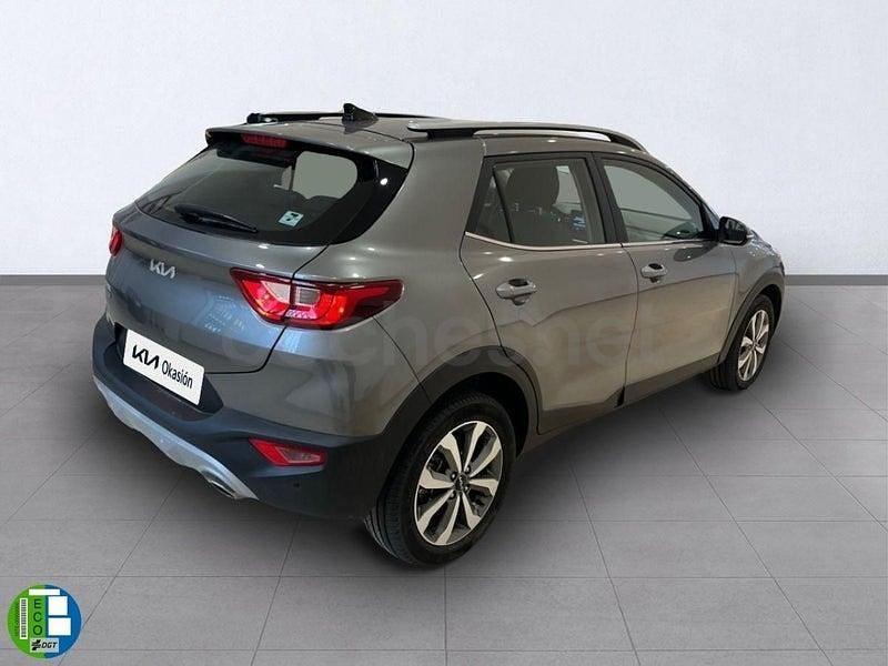 Usado Kia Stonic 79 CV (58 kW) 2024 Gris / plata SUV